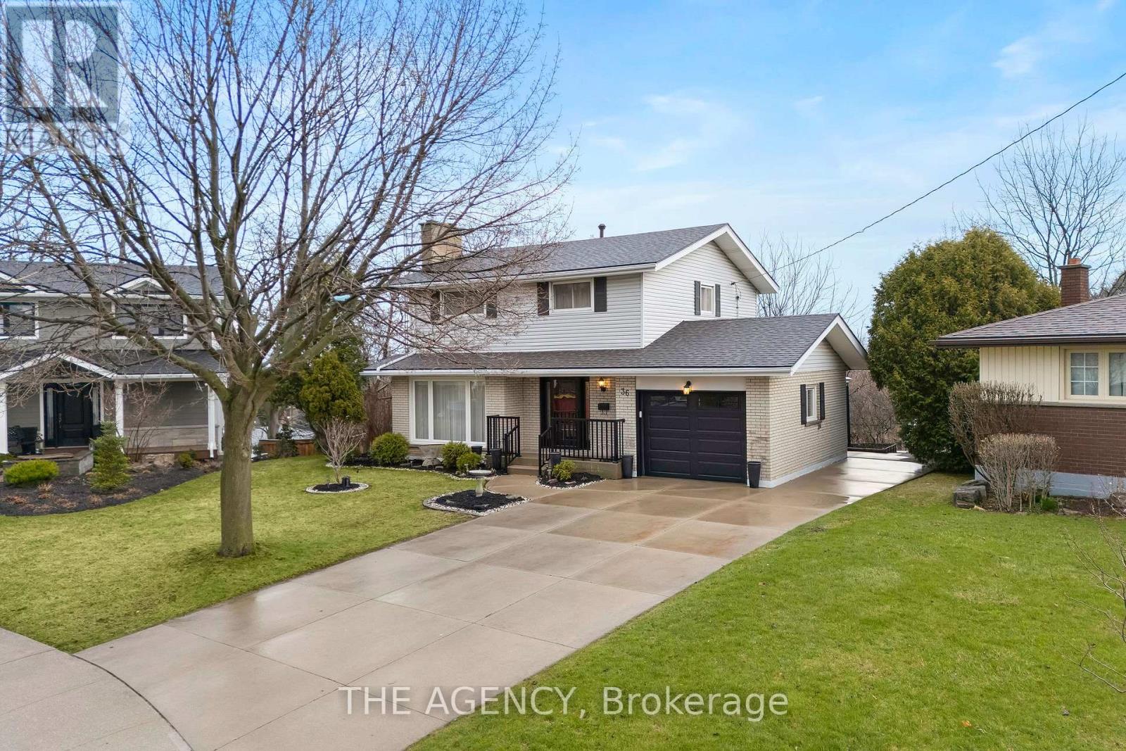 Detached at 36 BUCKINGHAM DRIVE, Hamilton (Westcliffe)