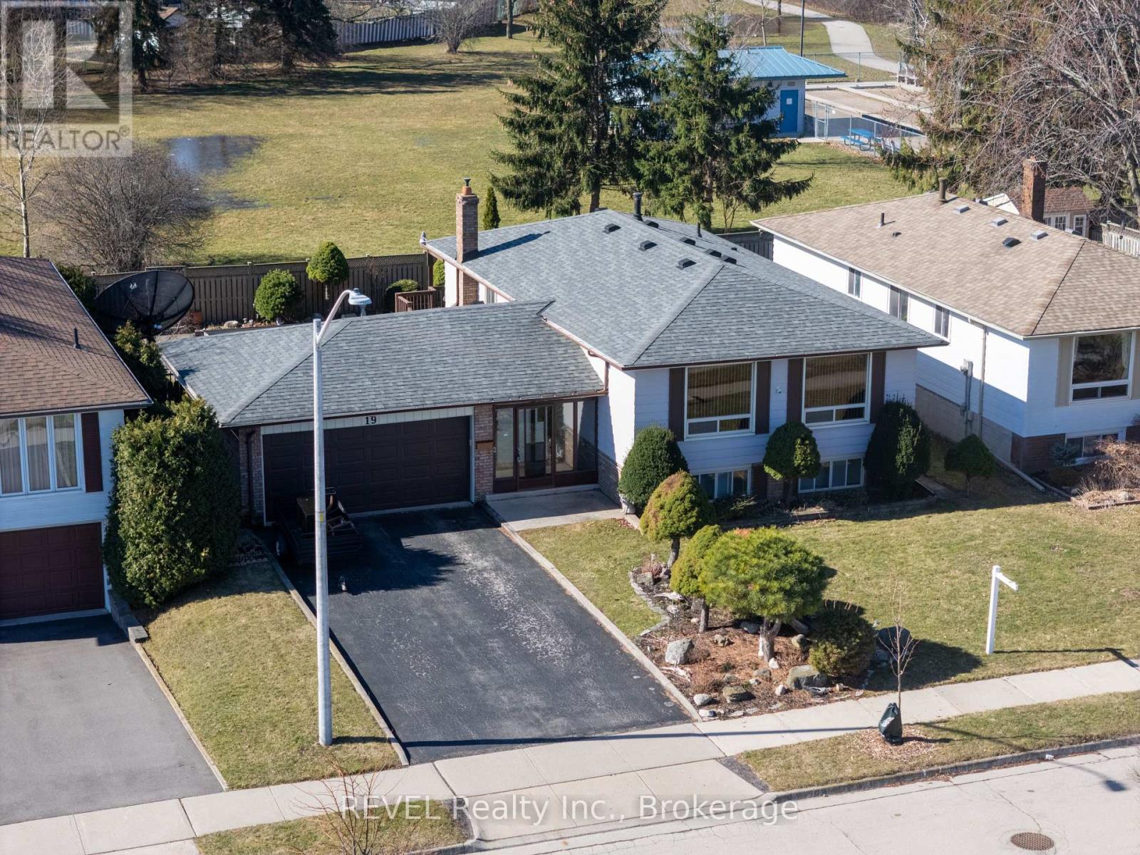 Detached at 19 LYNWOOD DRIVE, Hamilton (Stoney Creek)