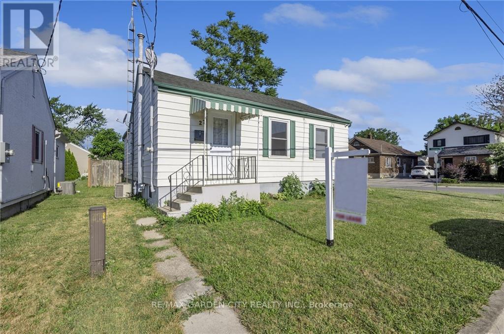 Detached at MAIN - 27 ST GEORGE STREET, St. Catharines