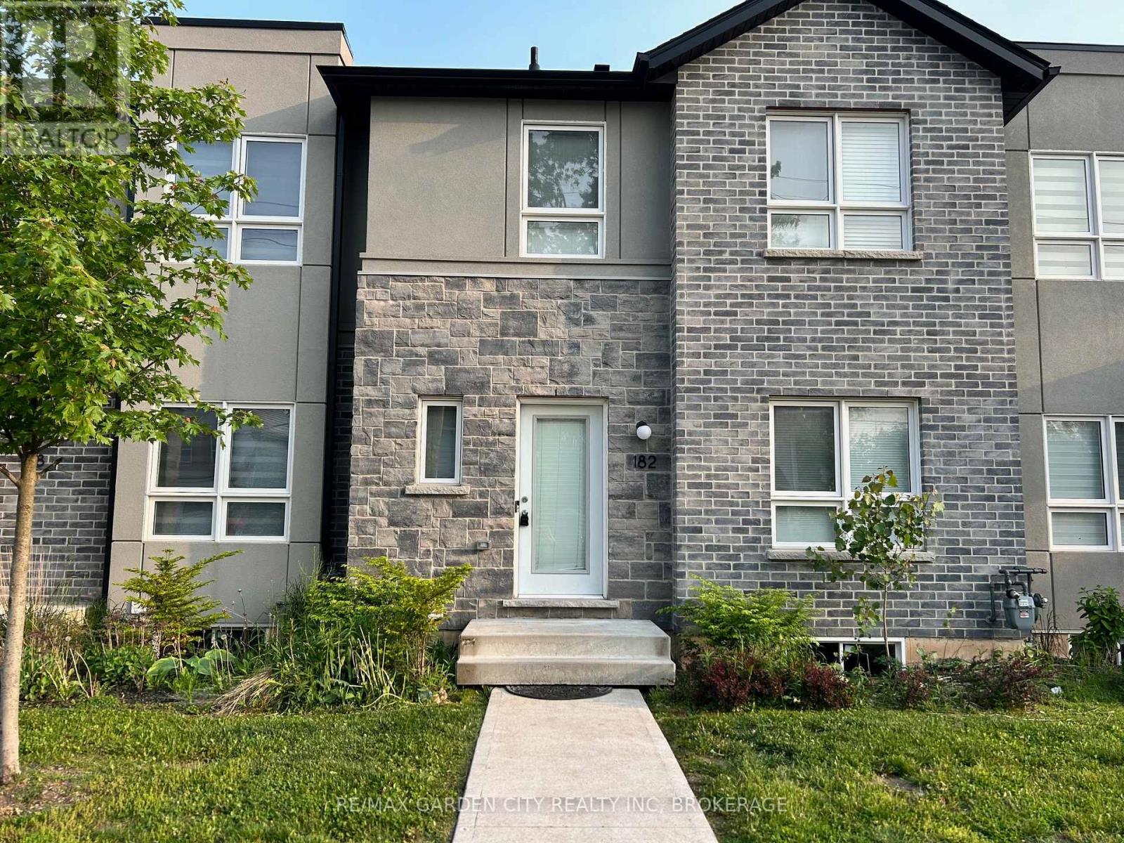 Townhouse at 8 - 182 BROADWAY LANE, Welland