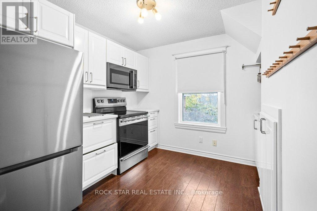 Detached at UPPER - 15 MELROSE AVENUE N, Hamilton