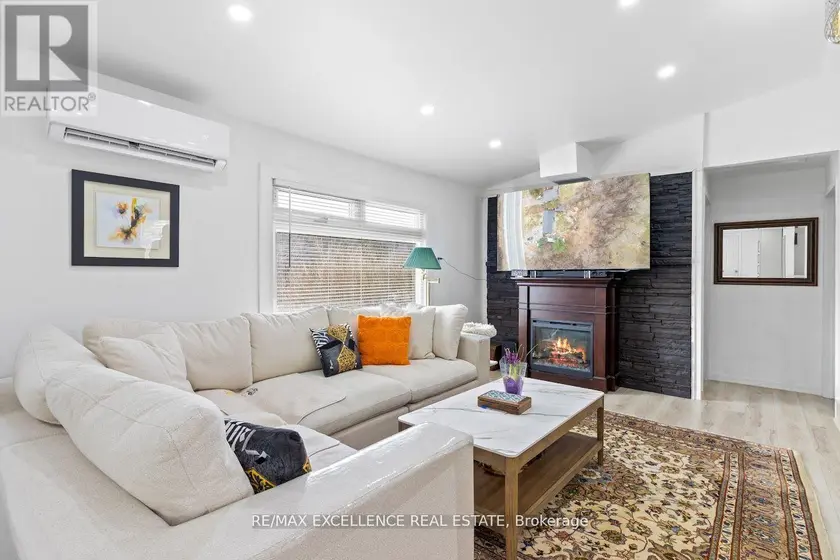 Detached at 1867 BRANTFORD HIGHWAY, North Dumfries