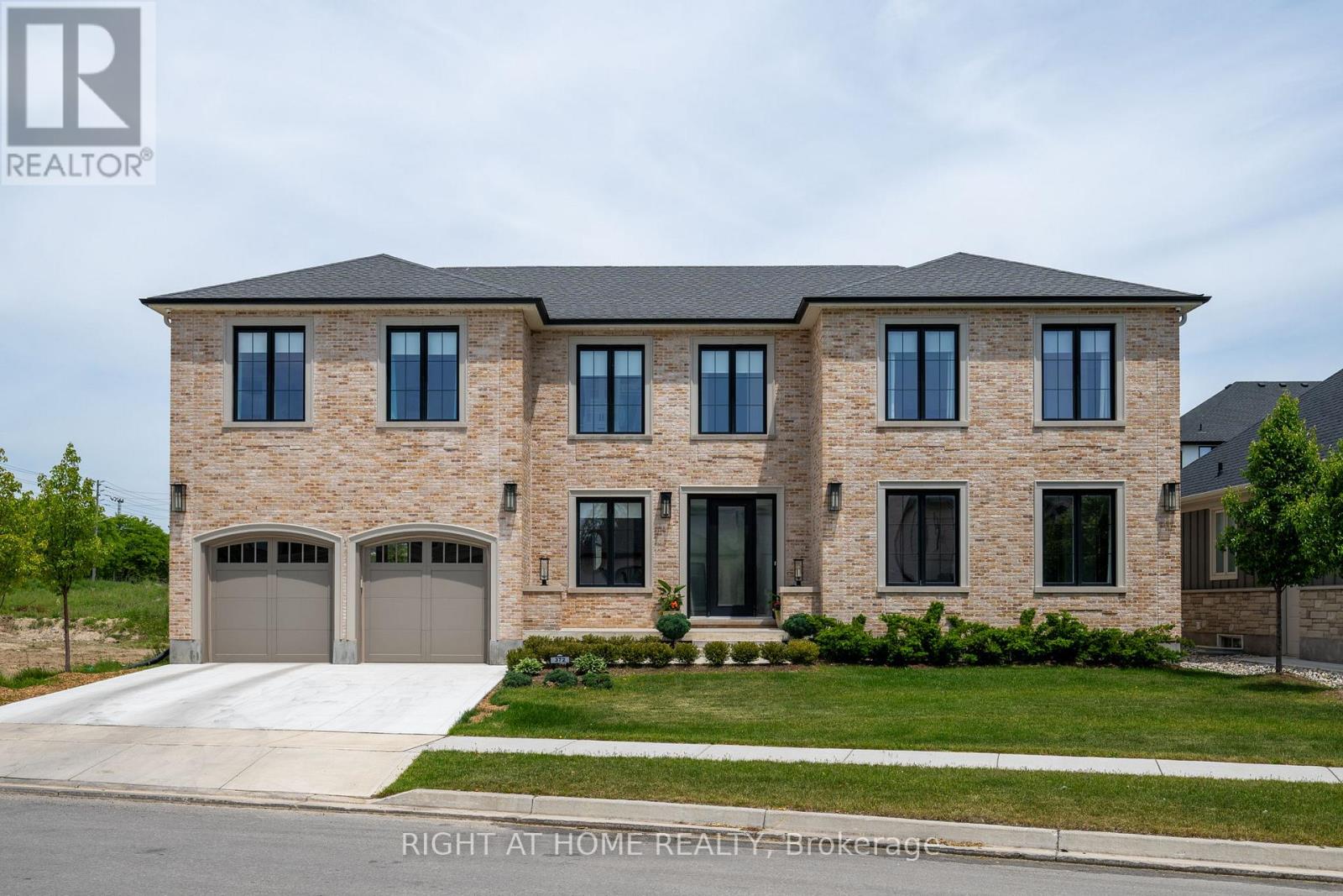 Detached at 372 MANHATTAN DRIVE, London South (South K)