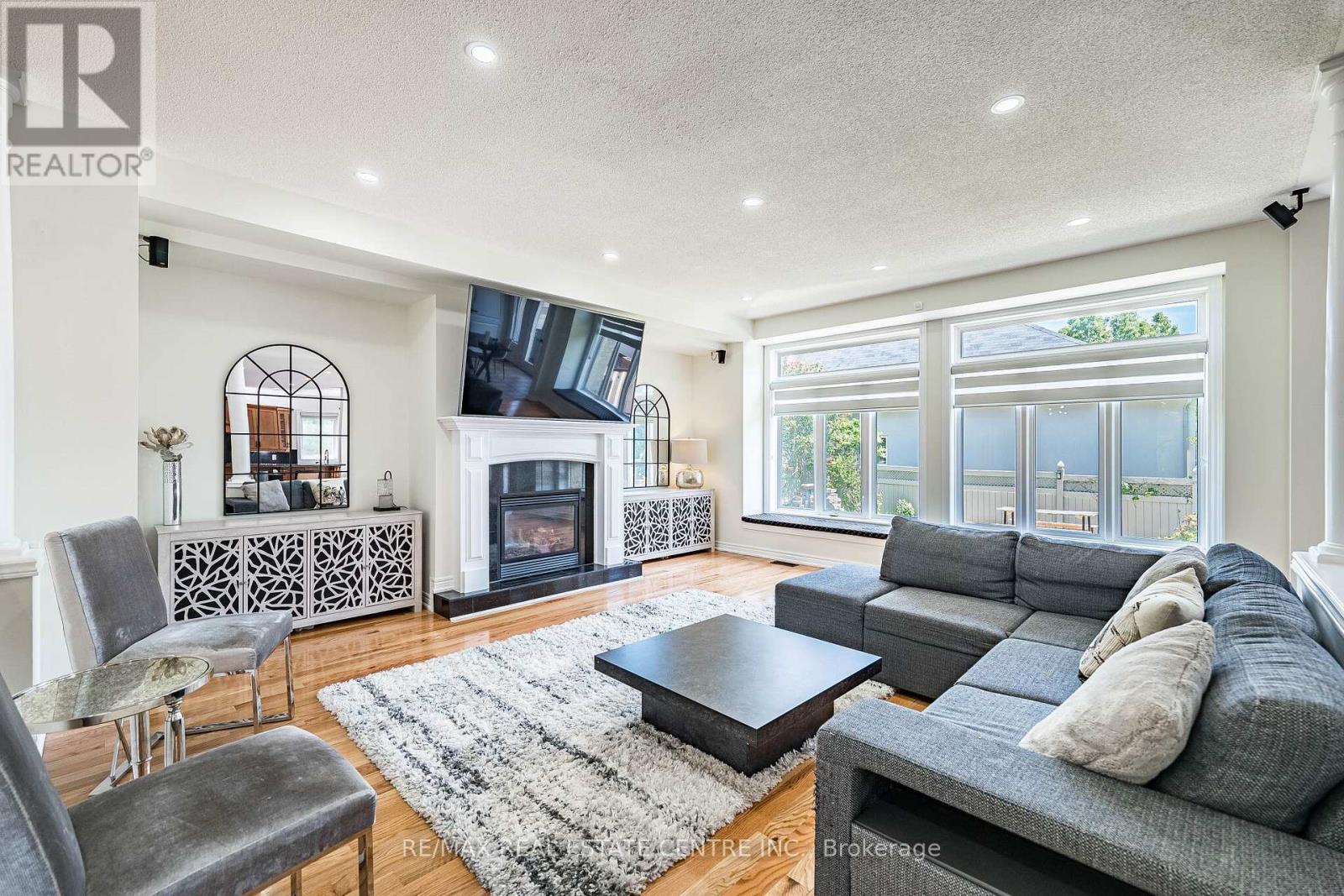 Detached at 137 CLOVERLEAF DRIVE, Hamilton