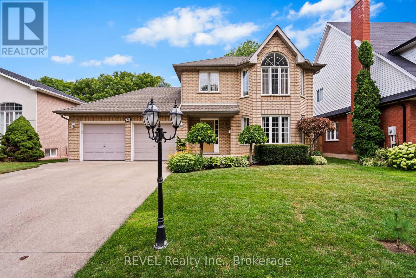 Detached at 98 DEBORA DRIVE, Grimsby (Grimsby East)