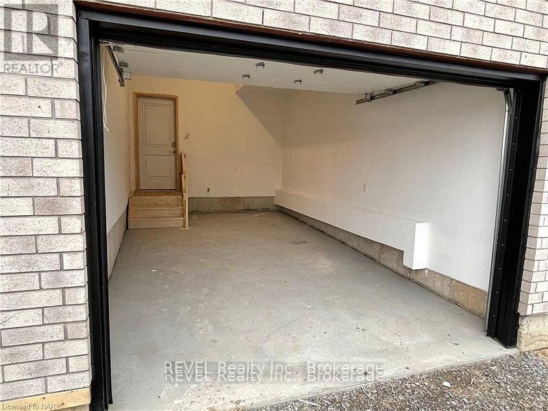 Townhouse at 86 SUMMERSIDES BOULEVARD, Pelham
