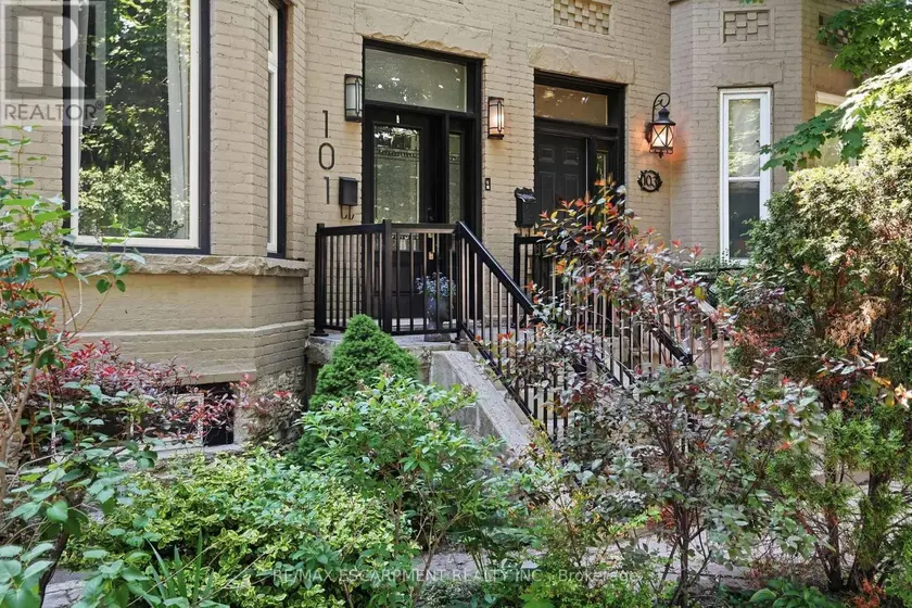 Semi-Detached/Link at 101 VICTORIA AVENUE S, Hamilton