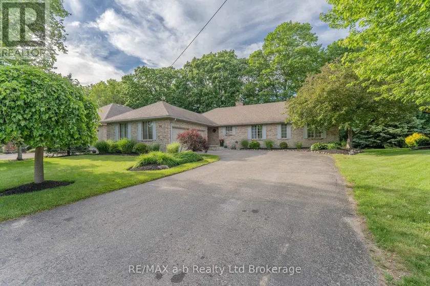 Detached at 34 LORRAINE AVENUE, Tillsonburg