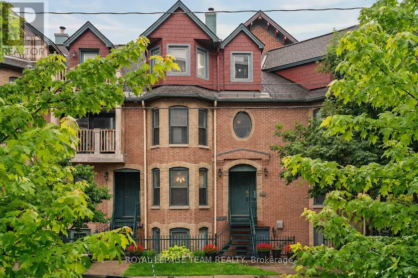 Townhouse at 2 - 220 WILBROD AVENUE, Ottawa