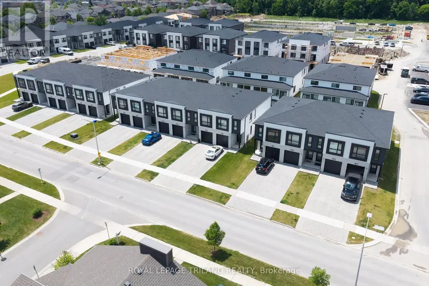 Townhouse at 770 BANYAN LANE, London North