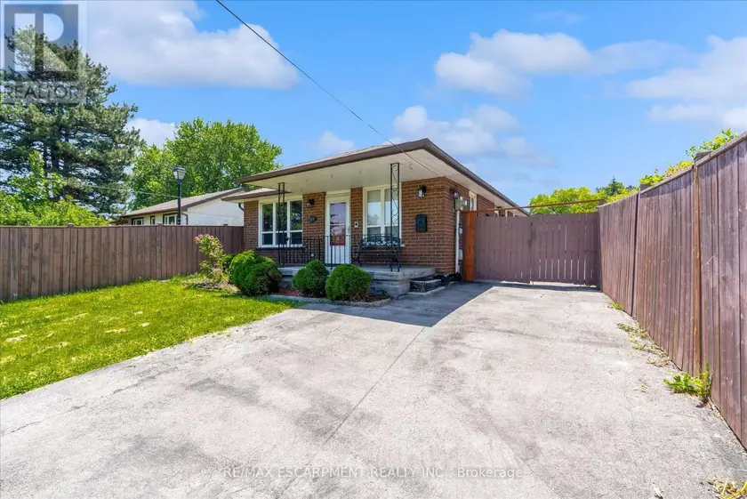 Detached at 261 LIMERIDGE ROAD W, Hamilton (Rolston)