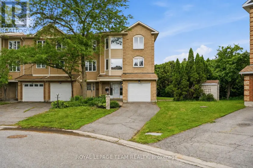 Townhouse at 18 ARBORDALE CRESCENT, Ottawa