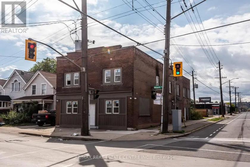 Townhouse at E - 104 BEACH ROAD, Hamilton