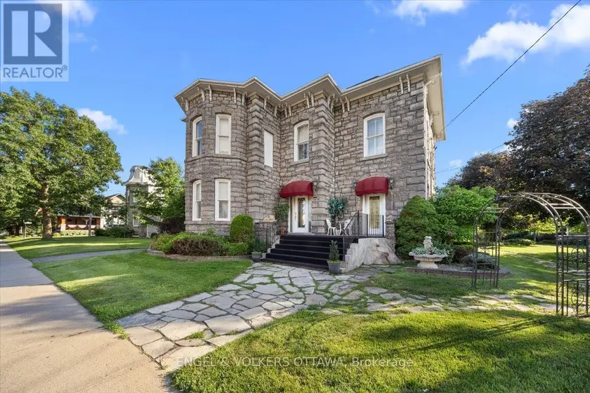 Detached at 528 ST LAWRENCE STREET, North Dundas