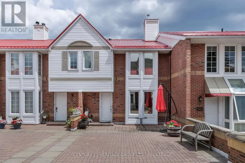 Townhouse at 61 - 1 PLACE D'ARMES, Kingston