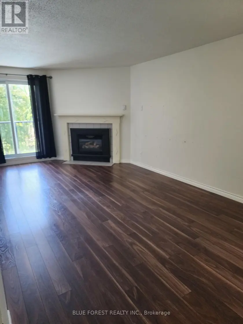Apartment at 210 - 727 DEVERON CRESCENT, London South