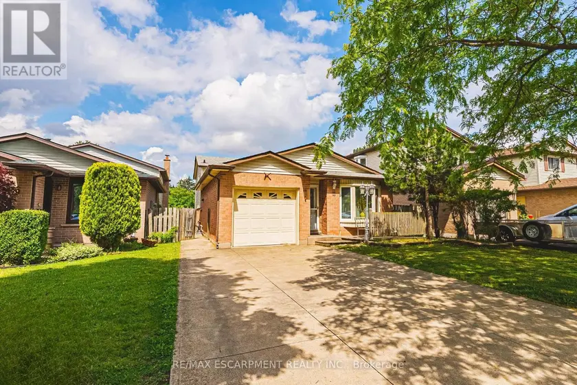 Detached at 11 DRAKES DRIVE, Hamilton