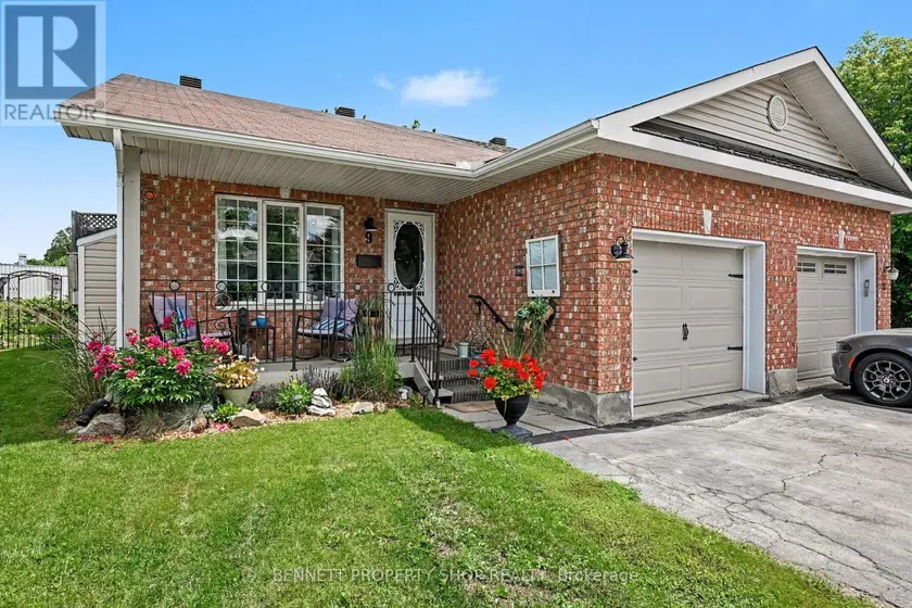 Semi-Detached/Link at 9 HUYCK DRIVE, Arnprior