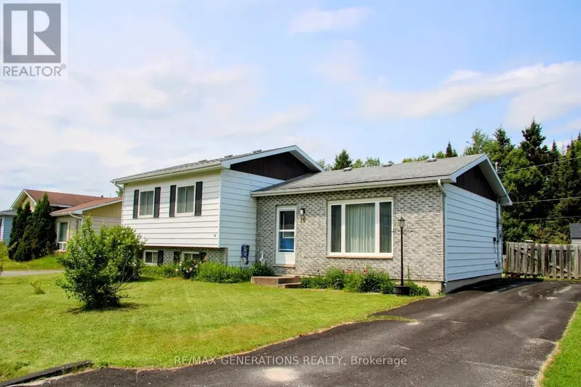 Detached at 16 MATACHEWAN ROAD, Manitouwadge