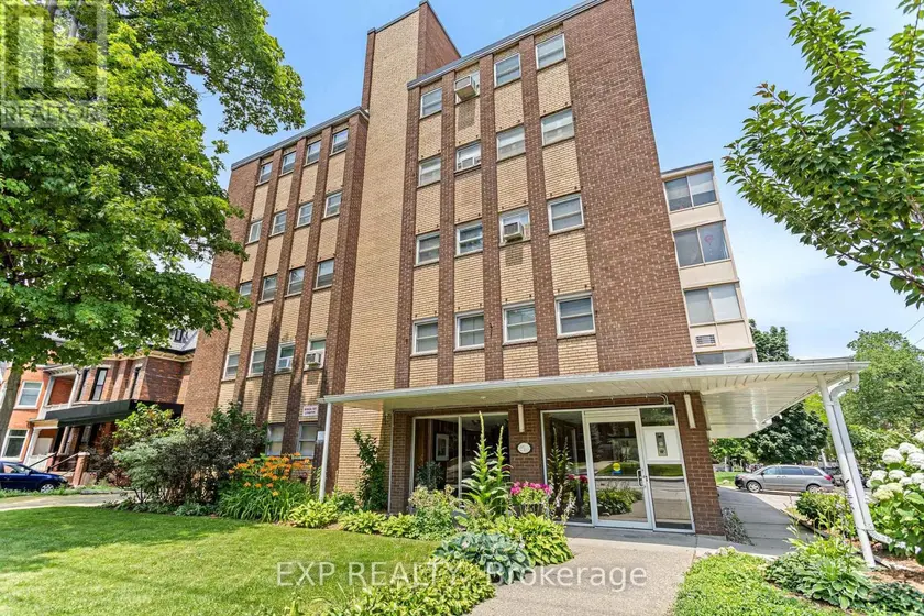 Apartment at 302 - 38 CHARLTON AVENUE W, Hamilton (Durand)