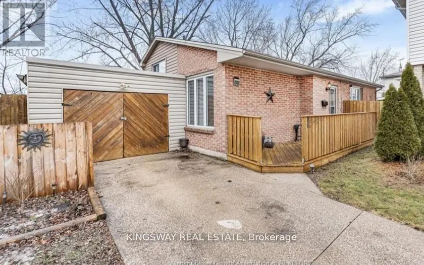 Detached at 8315 EAST MOOR COURT, Windsor
