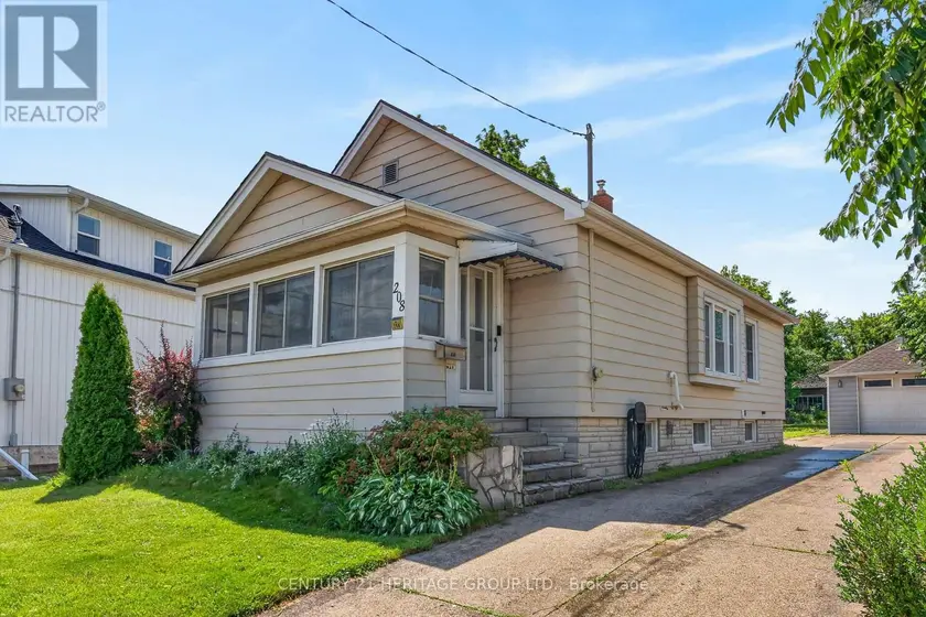 Detached at 208 CARLTON STREET, St. Catharines