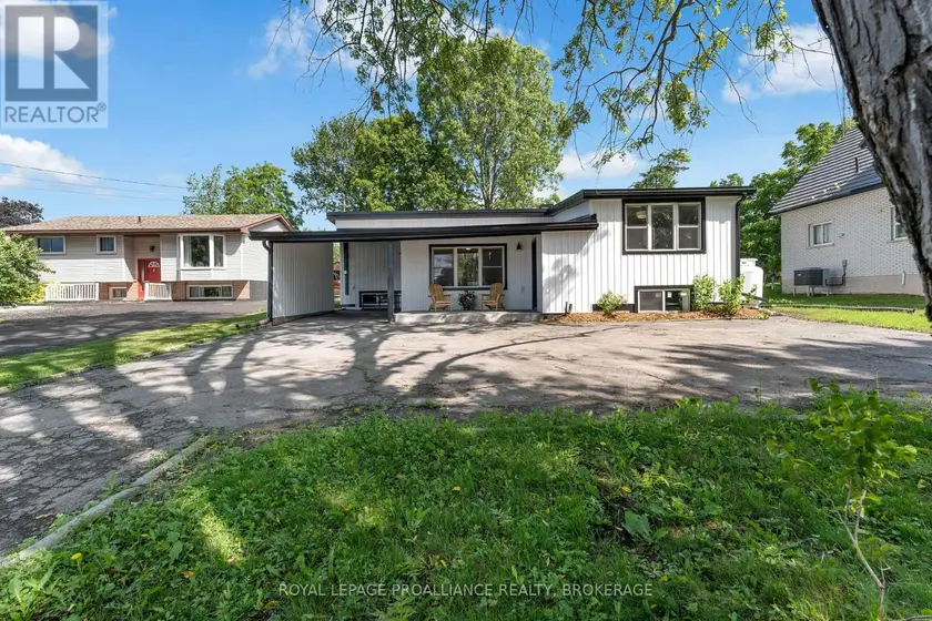 Detached at 104 MAIN STREET, Loyalist