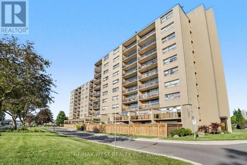 Apartment at 807 - 15 NICKLAUS DRIVE, Hamilton