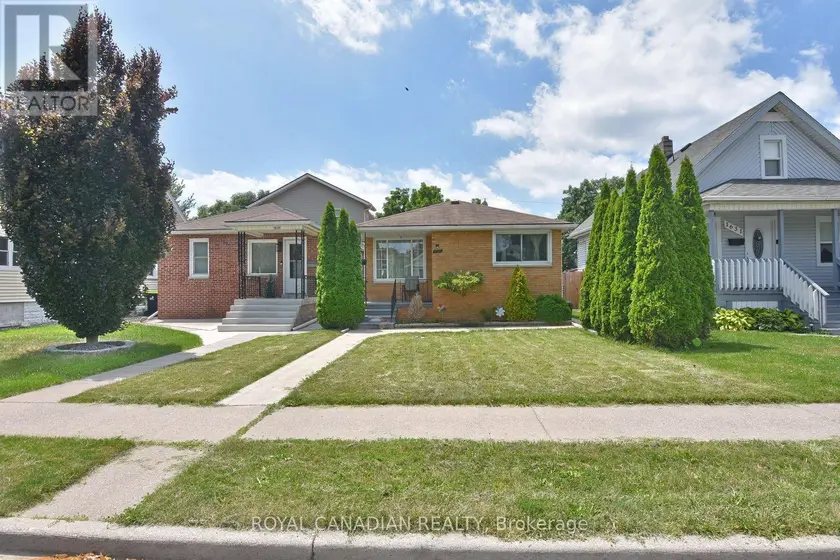 Detached at 1635 ELSMERE AVENUE, Windsor