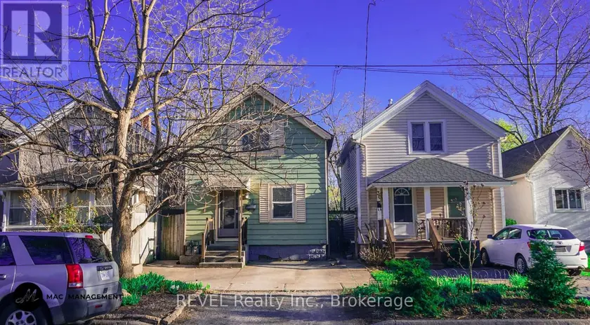 Detached at 32 EDMUND STREET, St. Catharines
