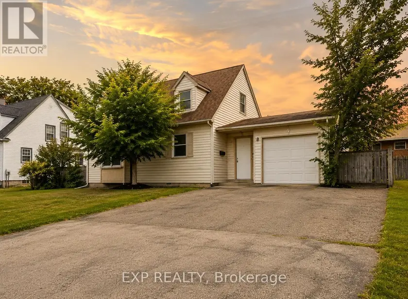 Detached at 208 THOROLD ROAD, Welland (N. Welland)