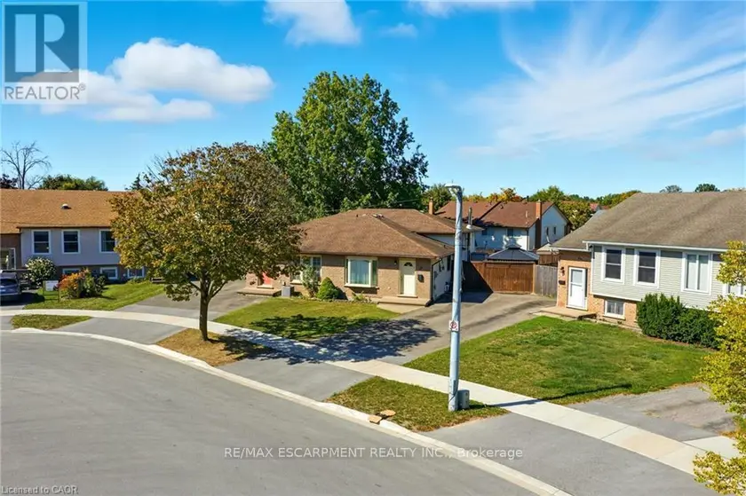 Semi-Detached/Link at 30 RAINBOW COURT, Welland