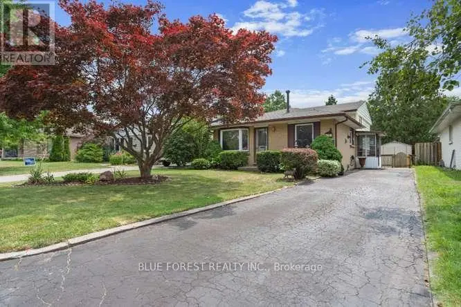 Detached at 27 VILLENEUVE CRESCENT, London East