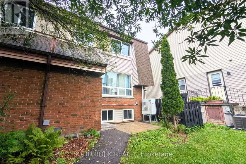 Townhouse at B - 29 WOODVALE GREEN DRIVE, Ottawa