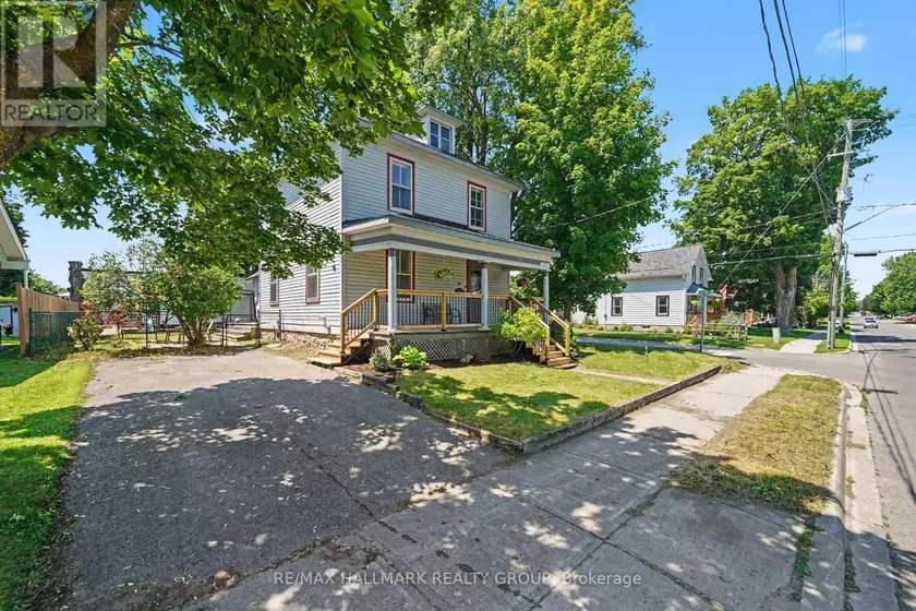 Detached at 98 DRUMMOND STREET E, Perth