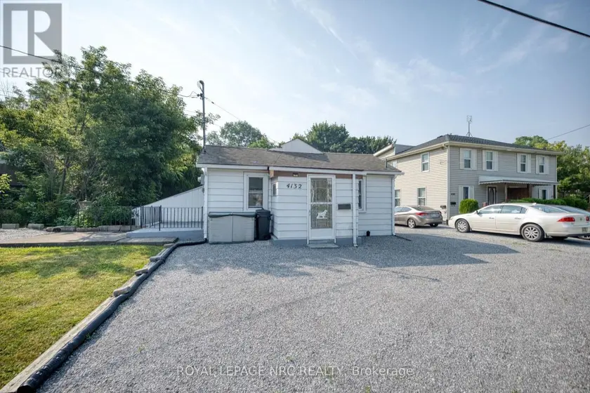Semi-Detached/Link at 4132 CHIPPAWA PARKWAY, Niagara Falls