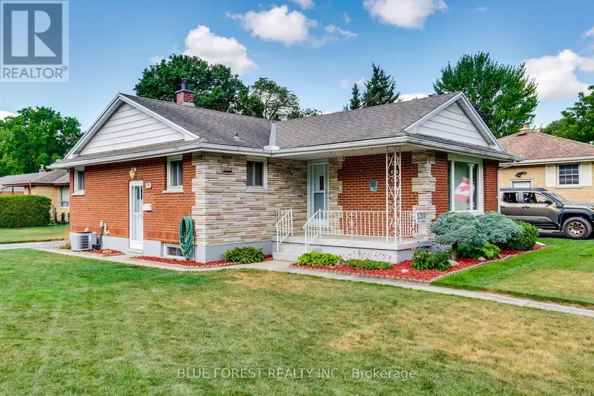 Detached at 1201 PATANN DRIVE, London East