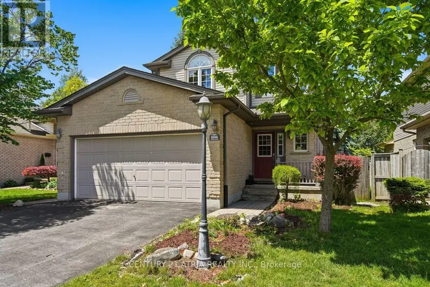 Detached at 806 MARIGOLD STREET, London