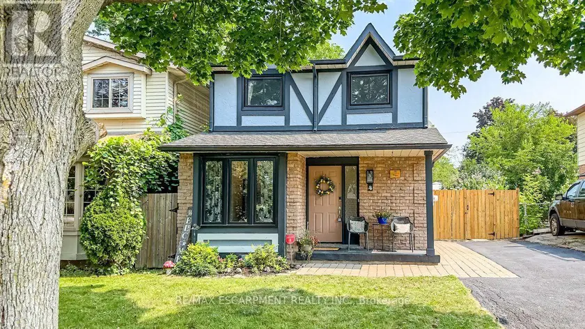 Semi-Detached/Link at 4 BALMORAL COURT, Haldimand