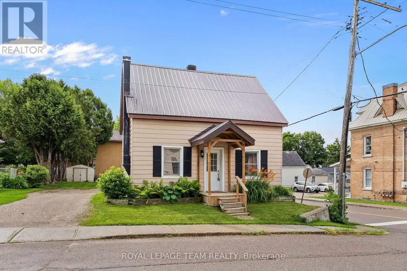 Detached at 145 MUNROE AVENUE W, Renfrew