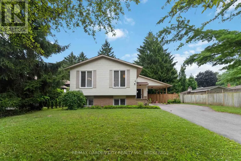 Detached at 3 FALLINGBROOK DRIVE, Pelham