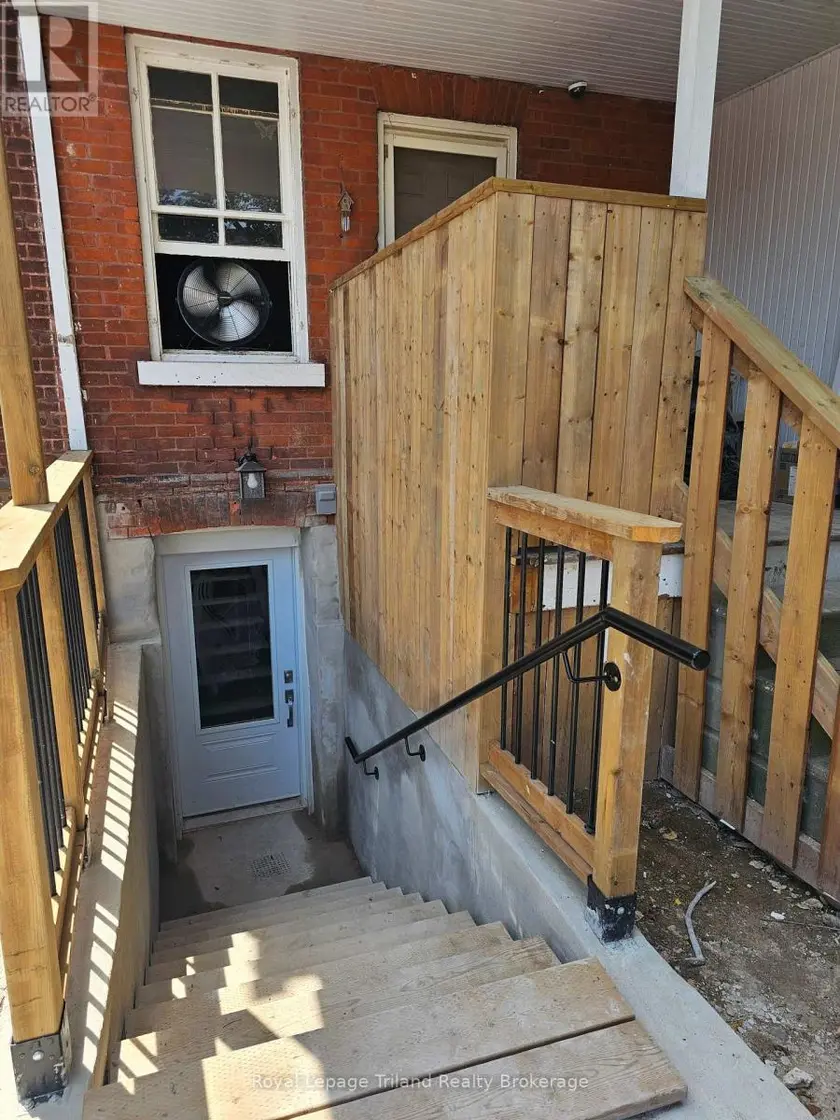Multiplex at 4 - 565 PEEL STREET E, Woodstock