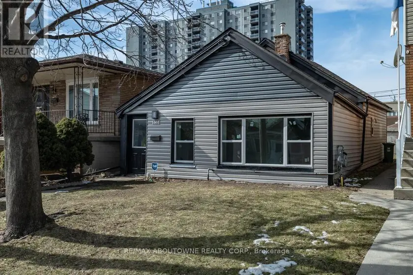 Detached at 131 WEST AVENUE N, Hamilton