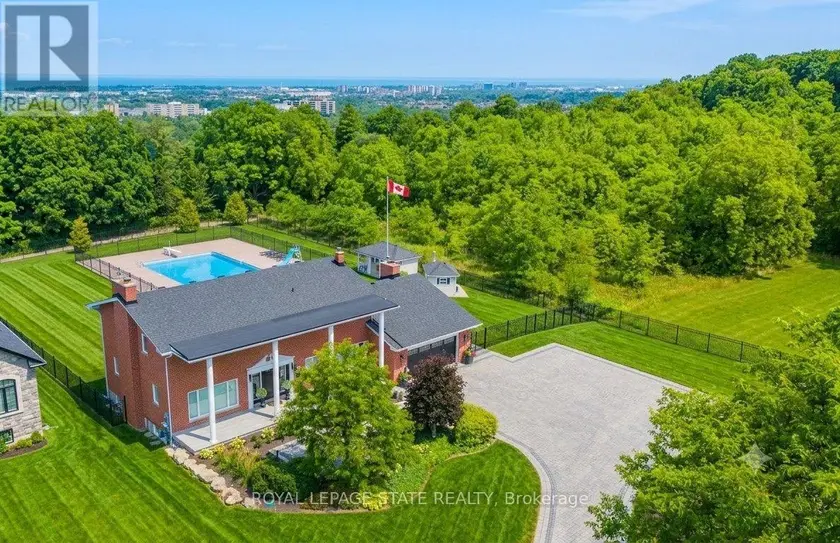 Detached at 10 AZALEA COURT, Hamilton