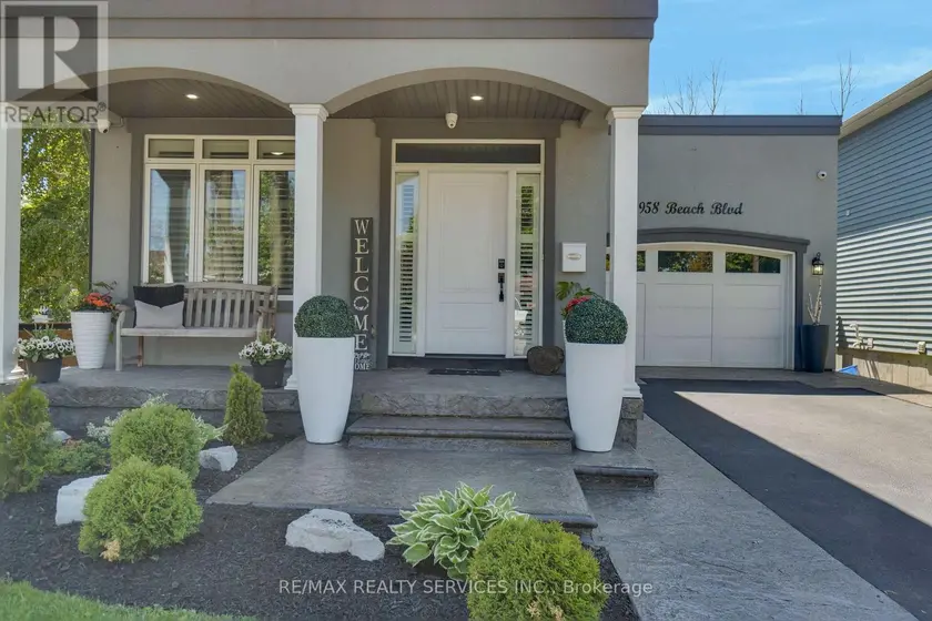 Detached at 958 BEACH BOULEVARD, Hamilton