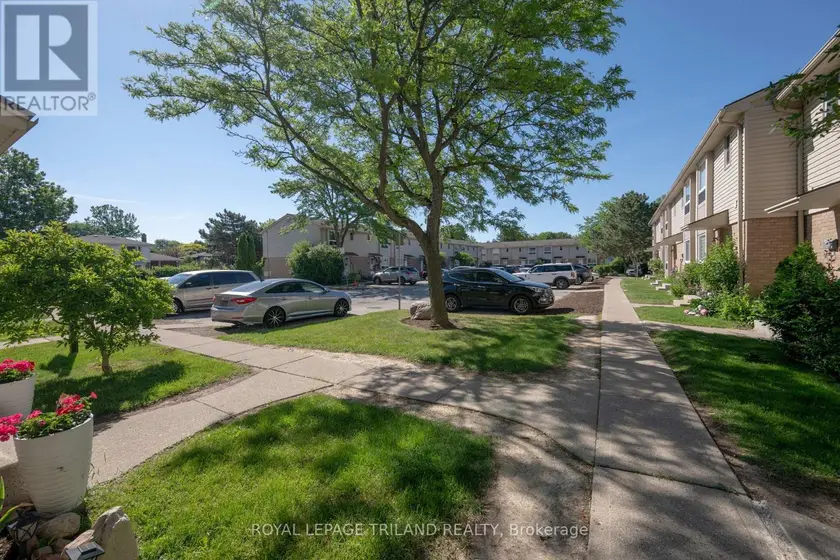 Townhouse at 28 - 626 WHARNCLIFFE ROAD S, London South