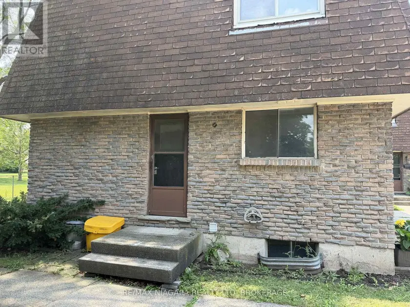 Townhouse at 4 - 21 WOODLAWN ROAD, Welland