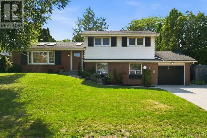 Detached at 17 LYNNDALE DRIVE, Hamilton