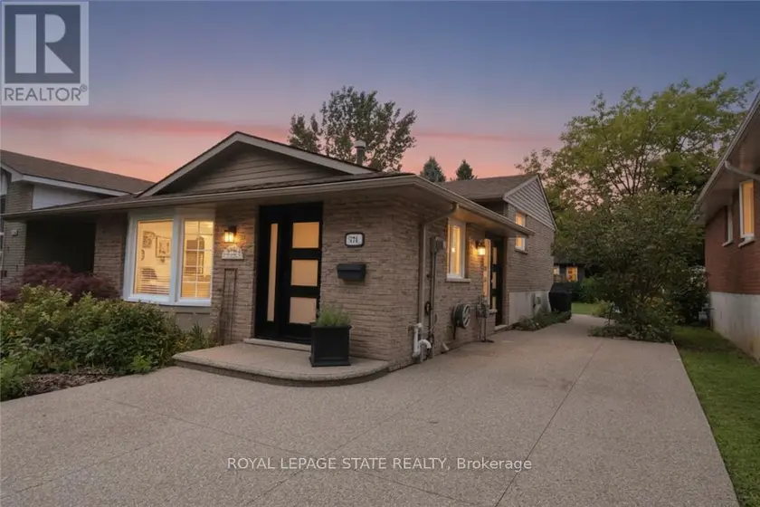 Detached at 374 BRIGADOON DRIVE, Hamilton