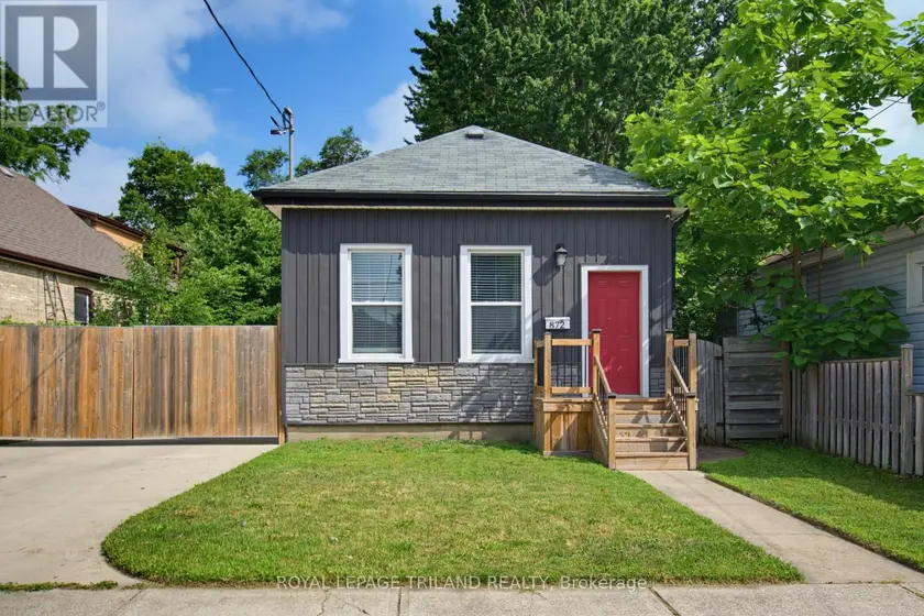 Detached at 872 STEDWELL STREET, London East